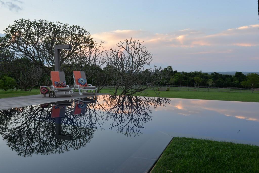 Piscina refletindo o por do sol