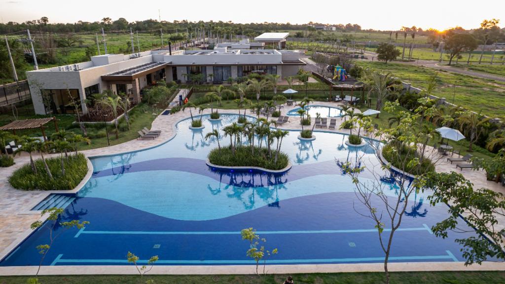 Piscina com paisagismo e área externa