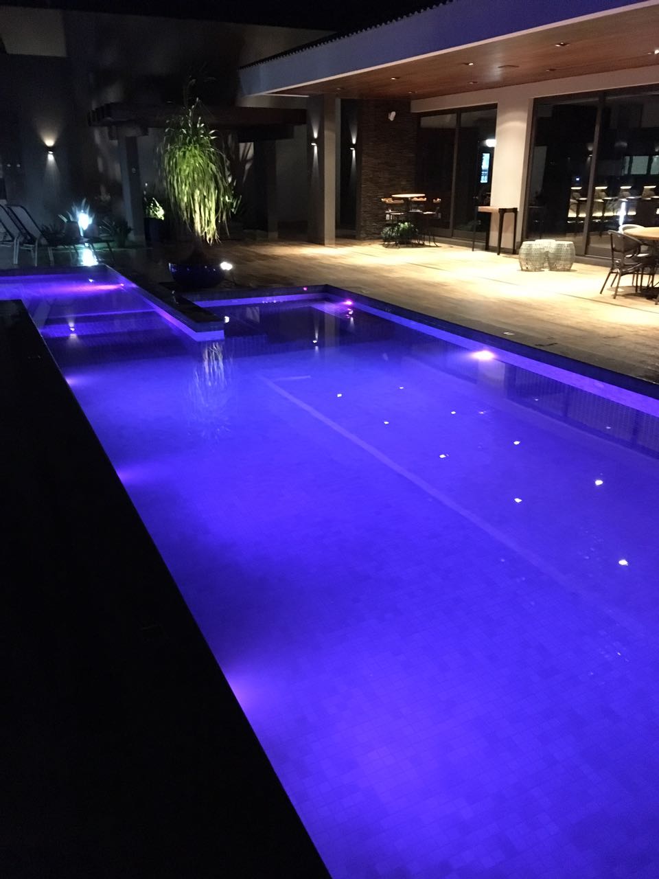 Piscina com iluminação noturna